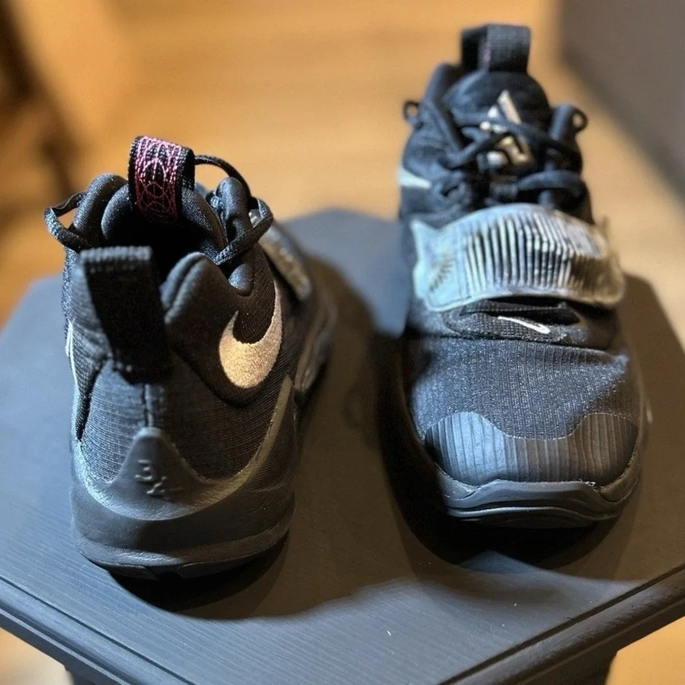 Nike Zoom Freaks 3‎ Basketball youth Shoes Size 5.5